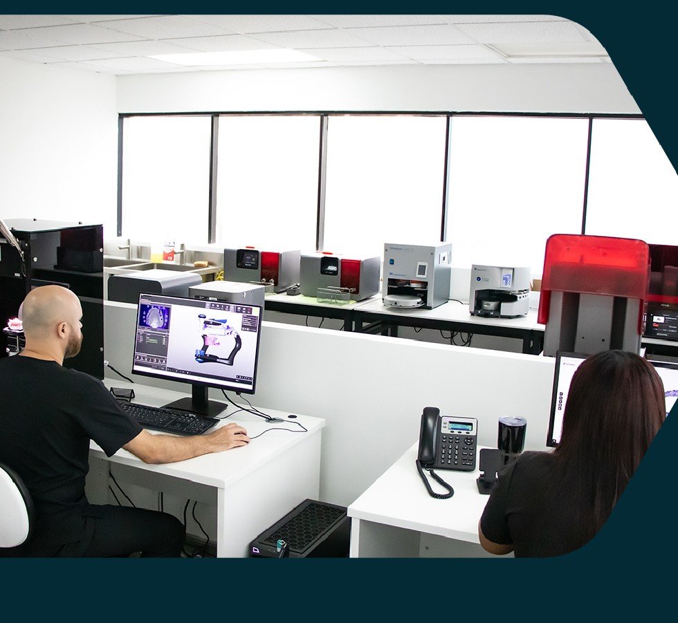 Técnicos de Biodental diseñando un caso en el software CAD/CAM del laboratorio