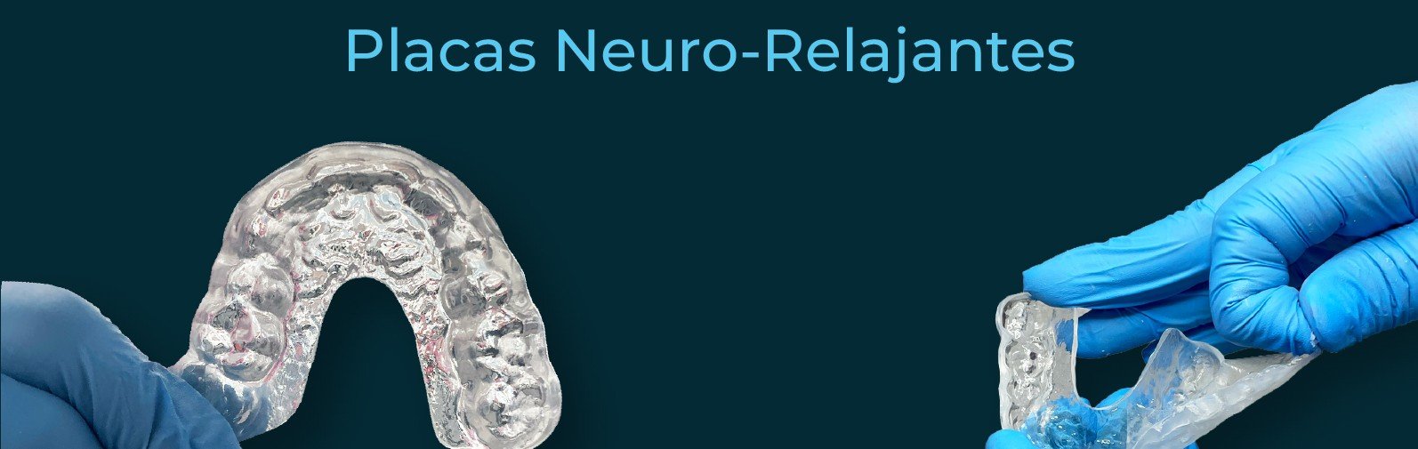 Placa neuro-relajante Erkodent sostenida con guantes azules